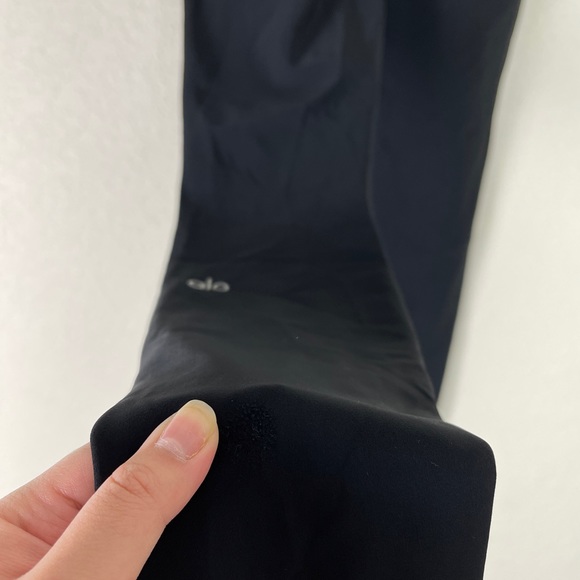 ❌SOLD❌ Alo Yoga High Waist Ripped Warrior Legging - Picture 9 of 10